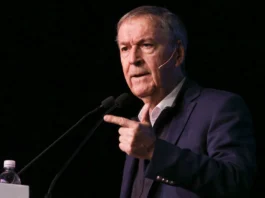 Juan Schiaretti pide la renuncia de Adorni como jefe de Gabinete