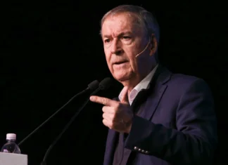 Juan Schiaretti pide la renuncia de Adorni como jefe de Gabinete
