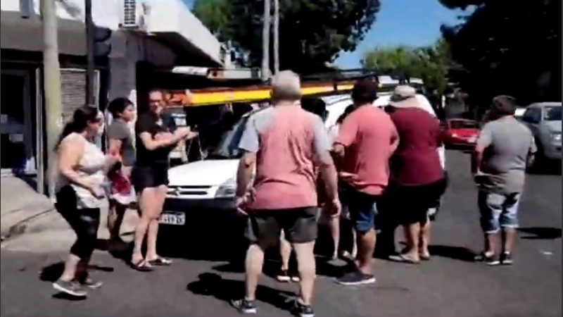 Hartos de estar sin luz,  cortaron la calle  y retuvieron 3 camionetas de la EPE