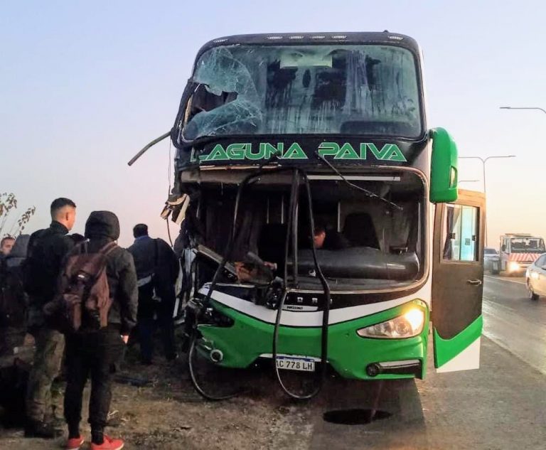 Choque entre camión y colectivo en la autopista Rosario-Santa Fe