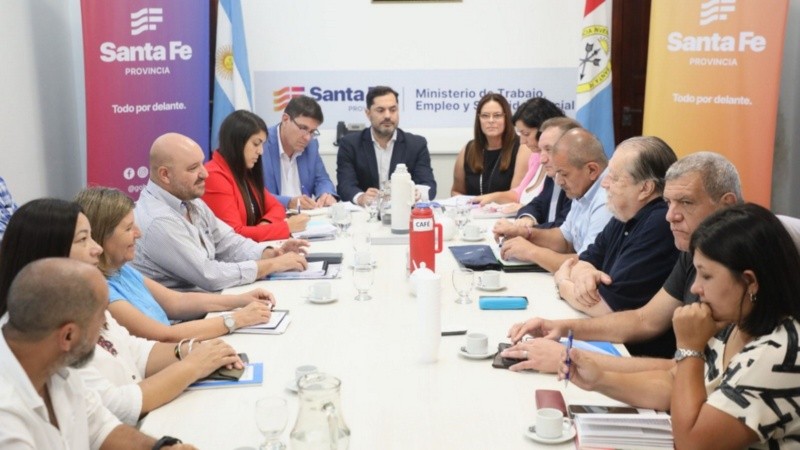 Paritarias: el gobierno santafesino retoma este miércoles las negociaciones con los gremios estatales y docentes
