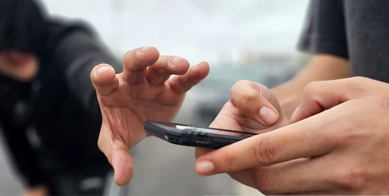 Detenido por robar celulares y regresar al lugar para pedirle las contraseñas a los asaltados