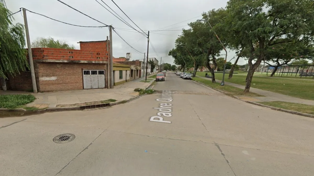 Agarraron a patadas el portón de una casa en barrio Santa Rosa de Lima y golpearon a seis policías que intentaron detenerlos